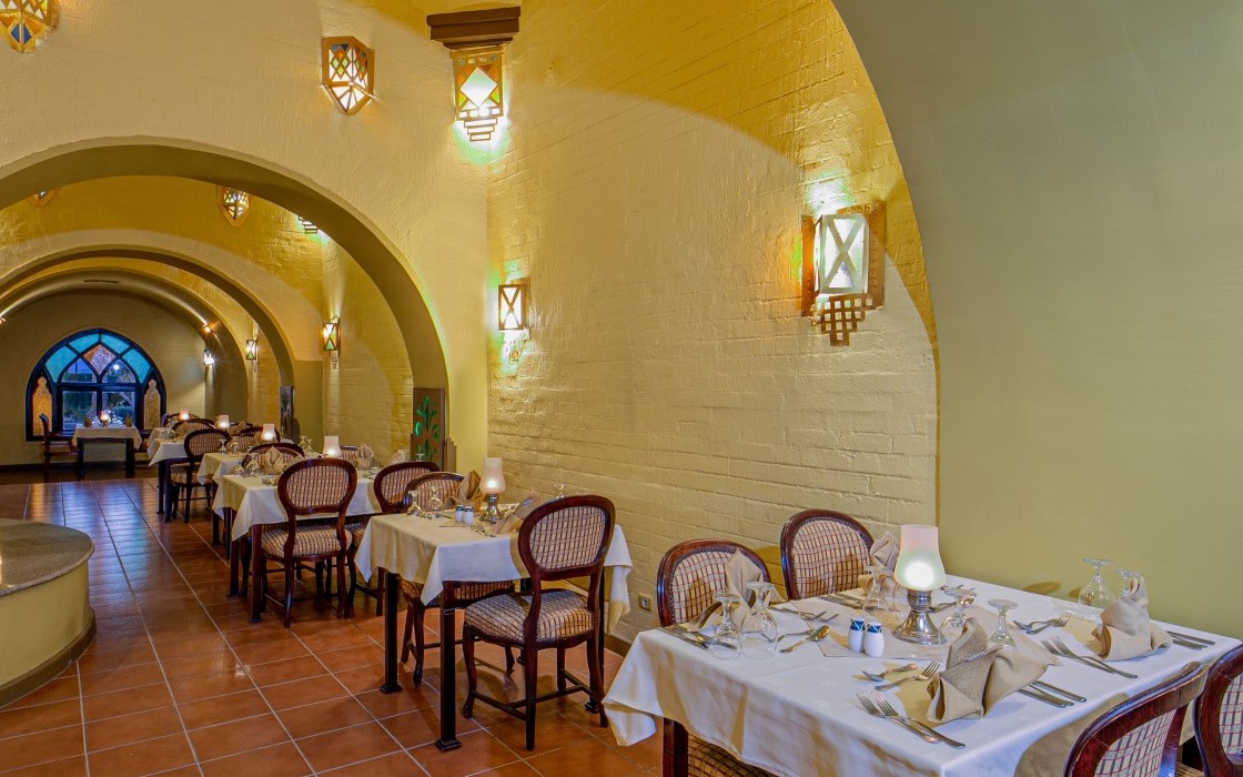 Arabella-hotel-al-raouche-restaurant-2