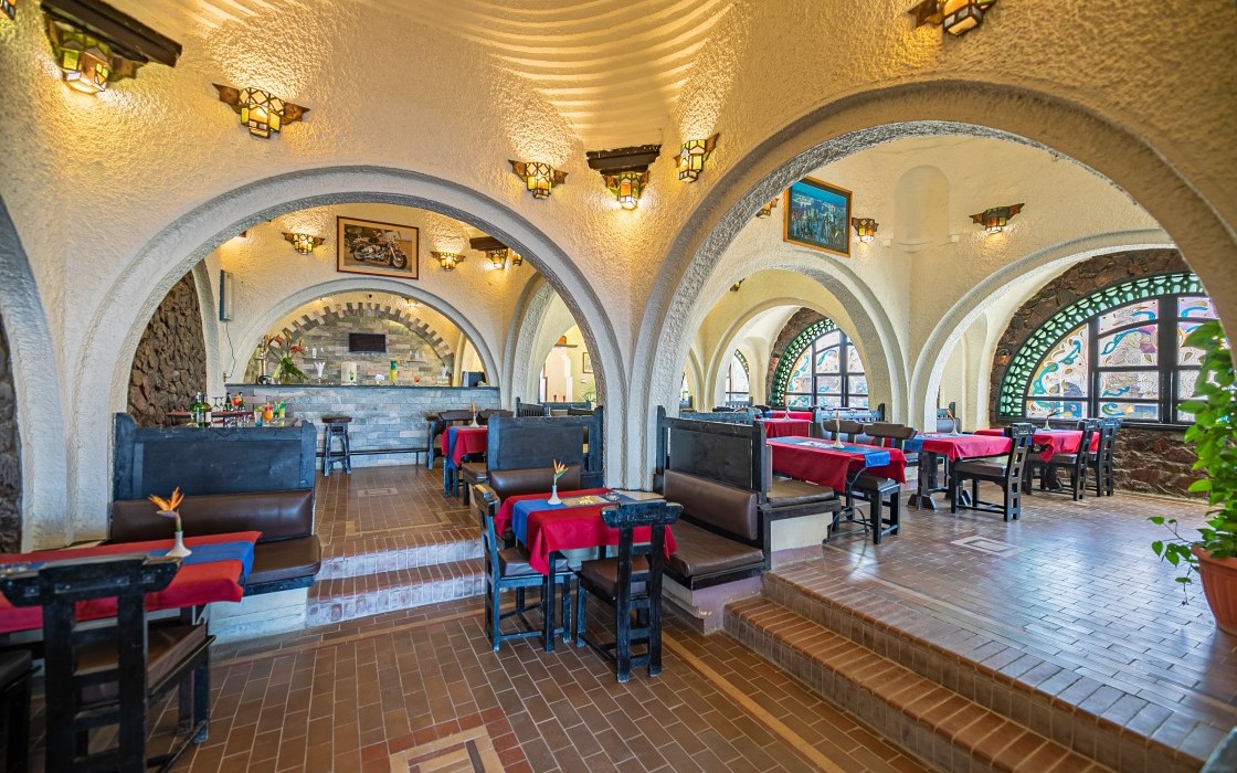 Arabella-hotel-bierkeller-bar-1