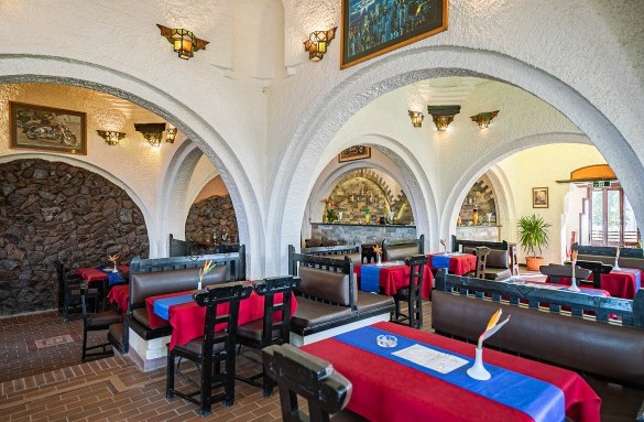 Arabella-hotel-bierkeller-bar-3