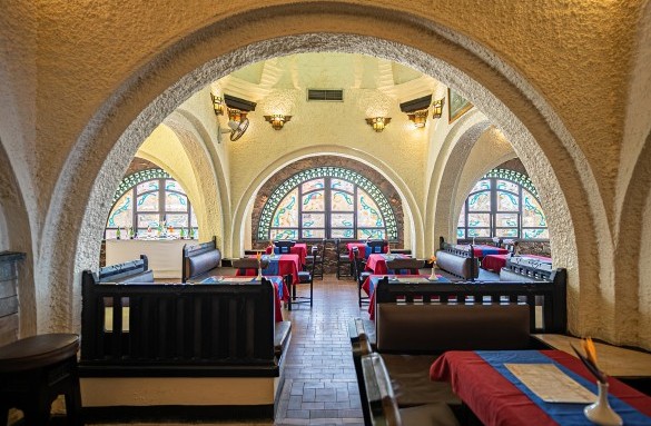 Arabella-hotel-bierkeller-bar-4