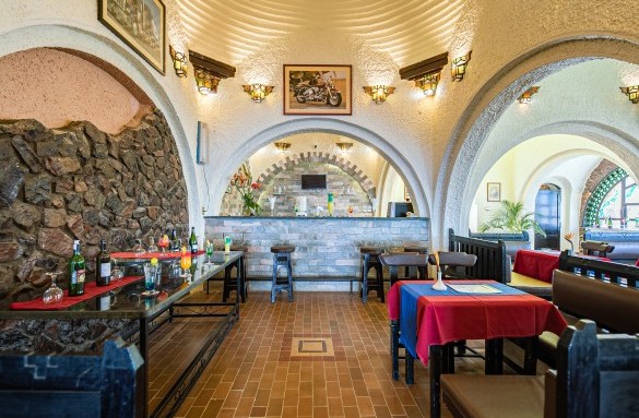 Arabella-hotel-bierkeller-bar-5