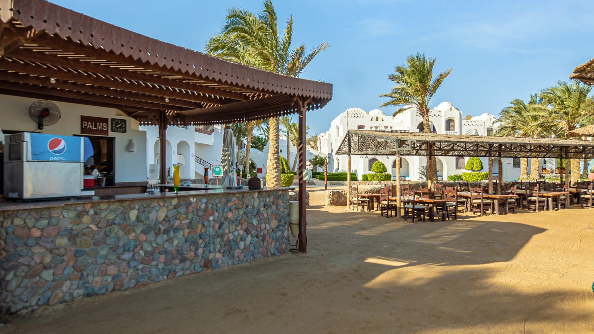 Arabella-hotel-palms-bar