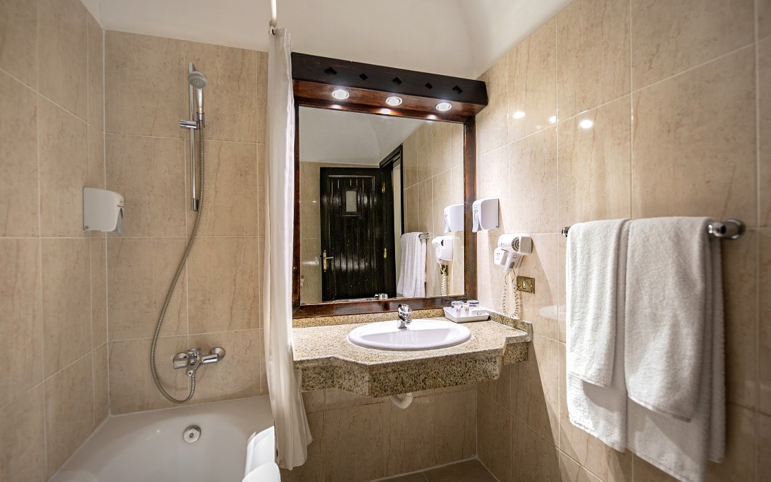 Arabella-hotel-garden-view-bathroom