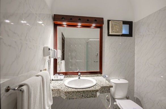 Arabella-hotel-panorama-seaview-bathroom