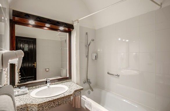 Arabella-hotel-pool-view-bathroom-2