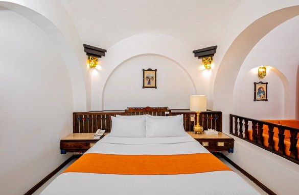 Arabella-hotel-pool-view-kingbed