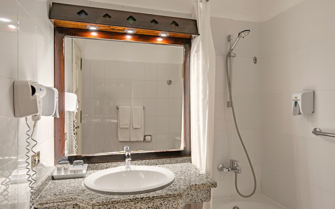 Arabella-hotel-sea-view-bathroom-4