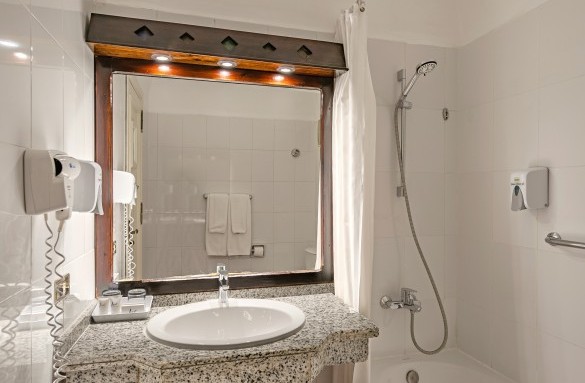 Arabella-hotel-sea-view-bathroom-4