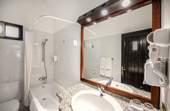 Arabella-hotel-sea-view-bathroom-5