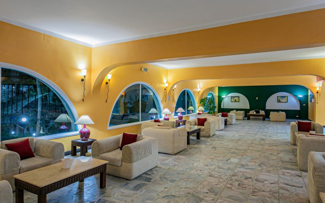 arabia-hotel-bar-seating-area-1