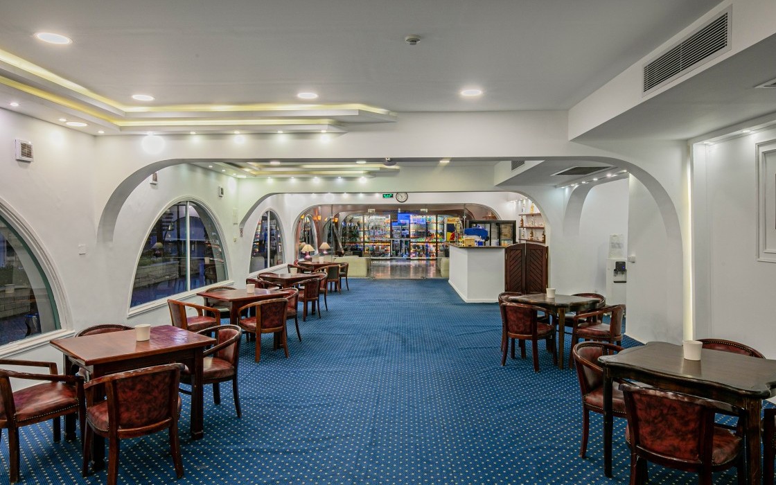 arabia-hotel-white-sports-bar