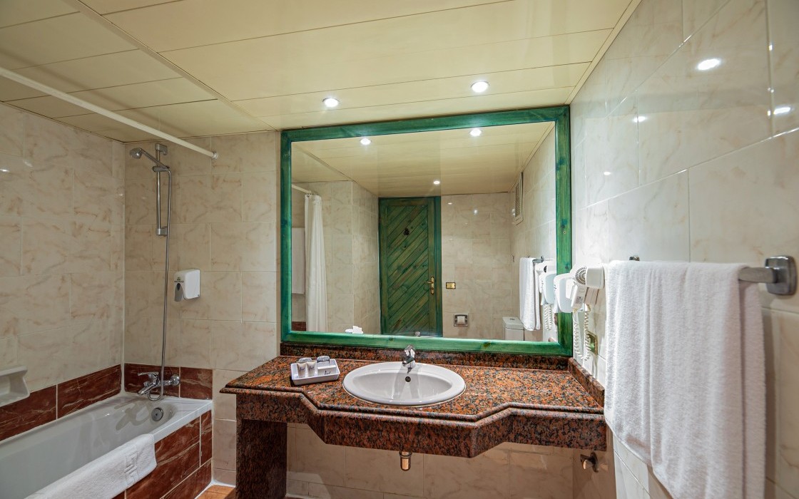 arabia-hotel-garden-view-room-bathroom