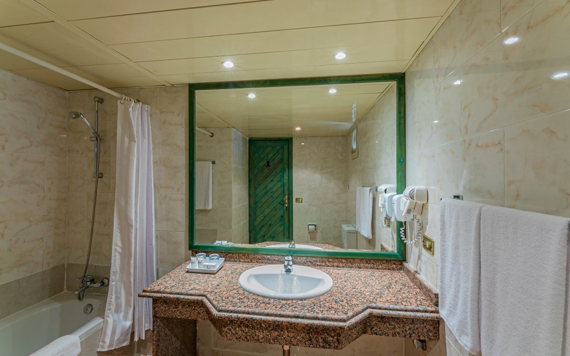 arabia-hotel-lagoon-room-bathroom