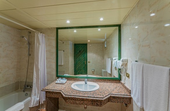 arabia-hotel-lagoon-room-bathroom