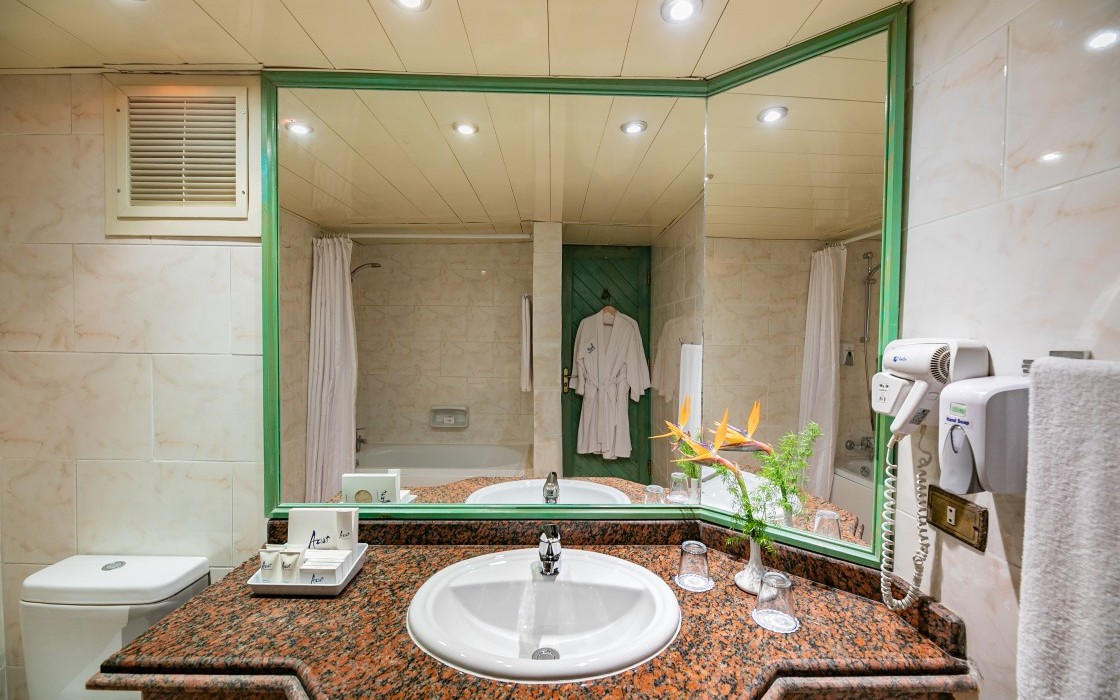 arabia-hotel-pool-view-bathroom-4