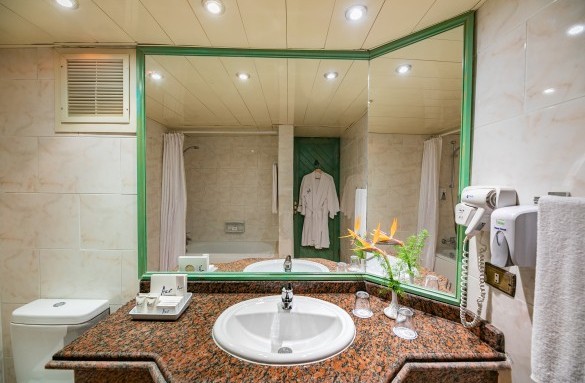arabia-hotel-pool-view-bathroom-4