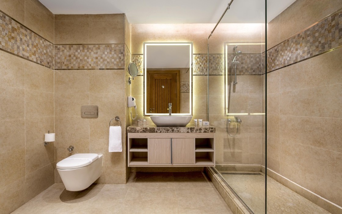 azur-hotel-deluxe-suite-bathroom