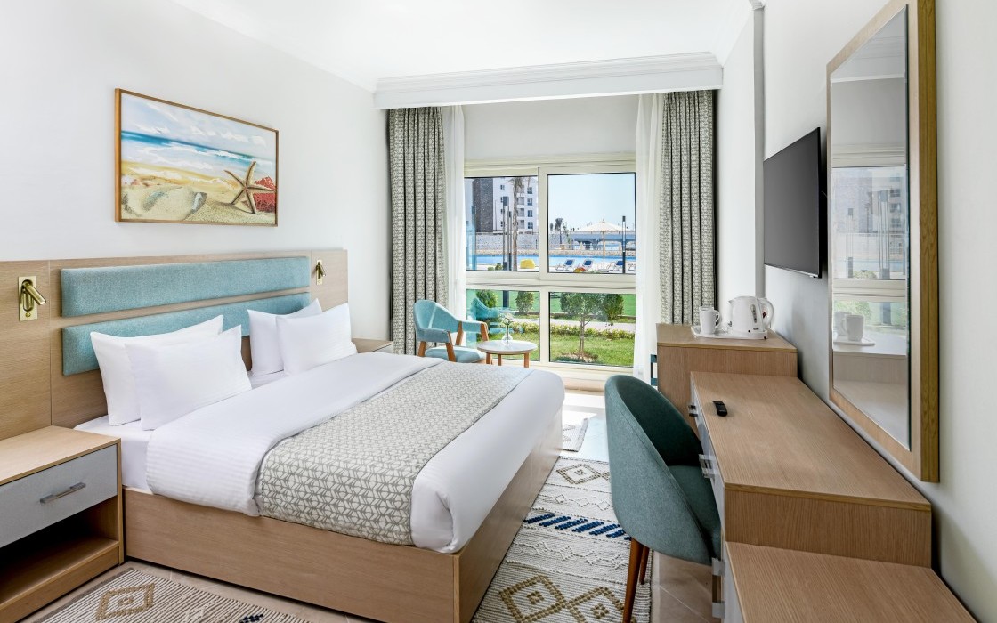 azur-hotel-deluxe-suite-King Bed