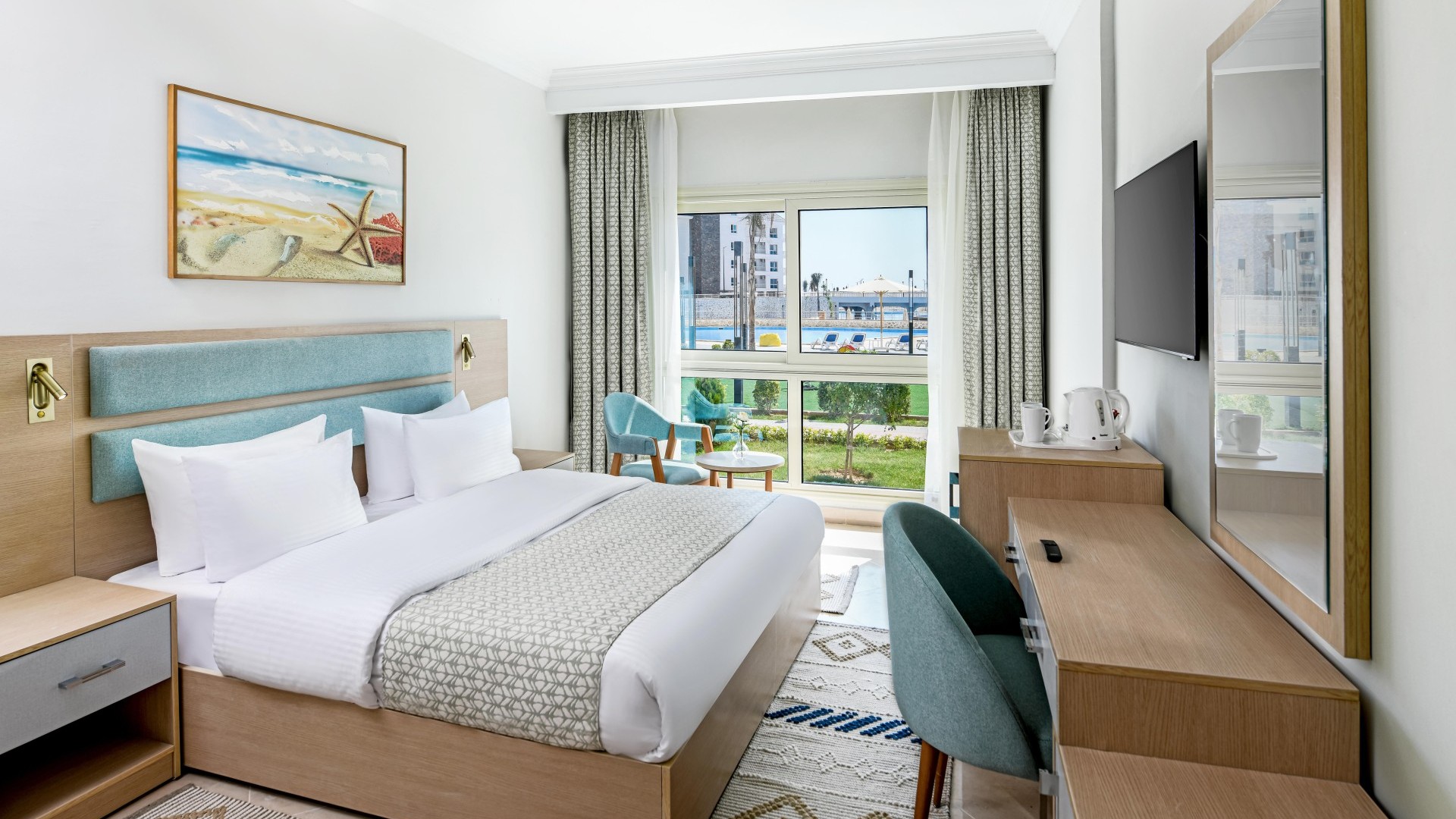 azur-hotel-deluxe-suite-King Bed