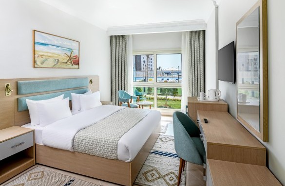 azur-hotel-deluxe-suite-King Bed