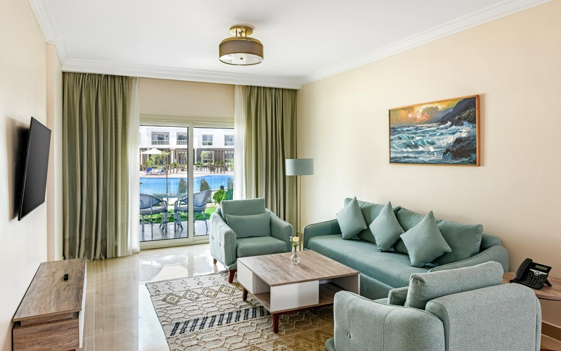 azur-hotel-deluxe-suite-livingroom-2