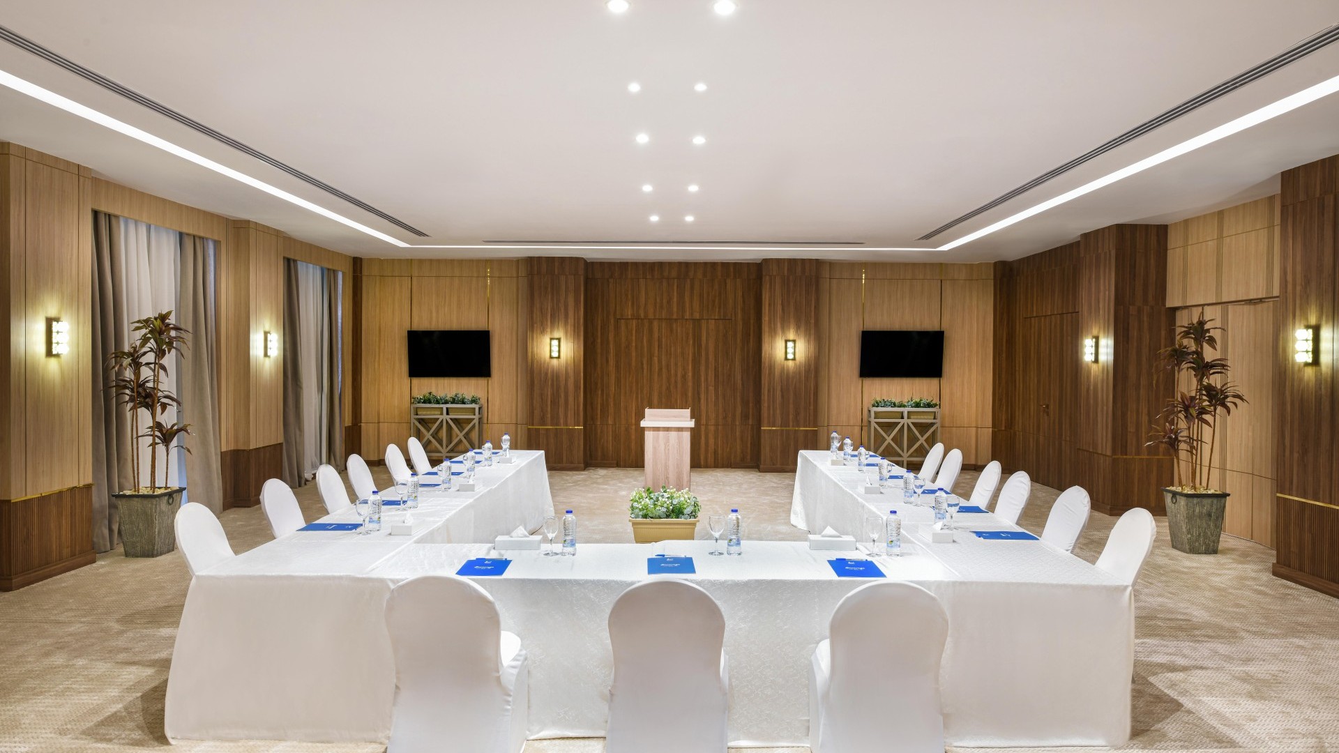 azur-hotel-hall-one-u-shape-setup