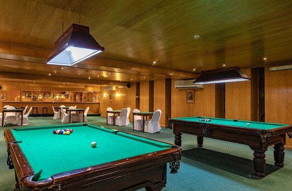 bel-air-azur-hotel-billiard-bar-2