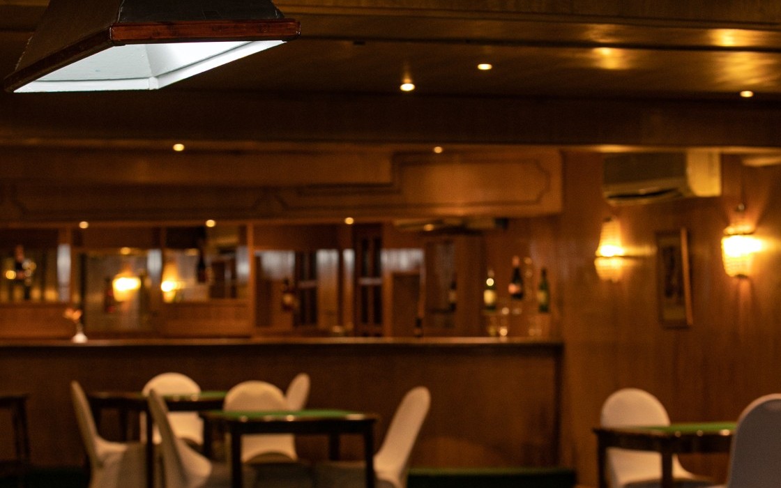 bel-air-azur-hotel-billiard-bar