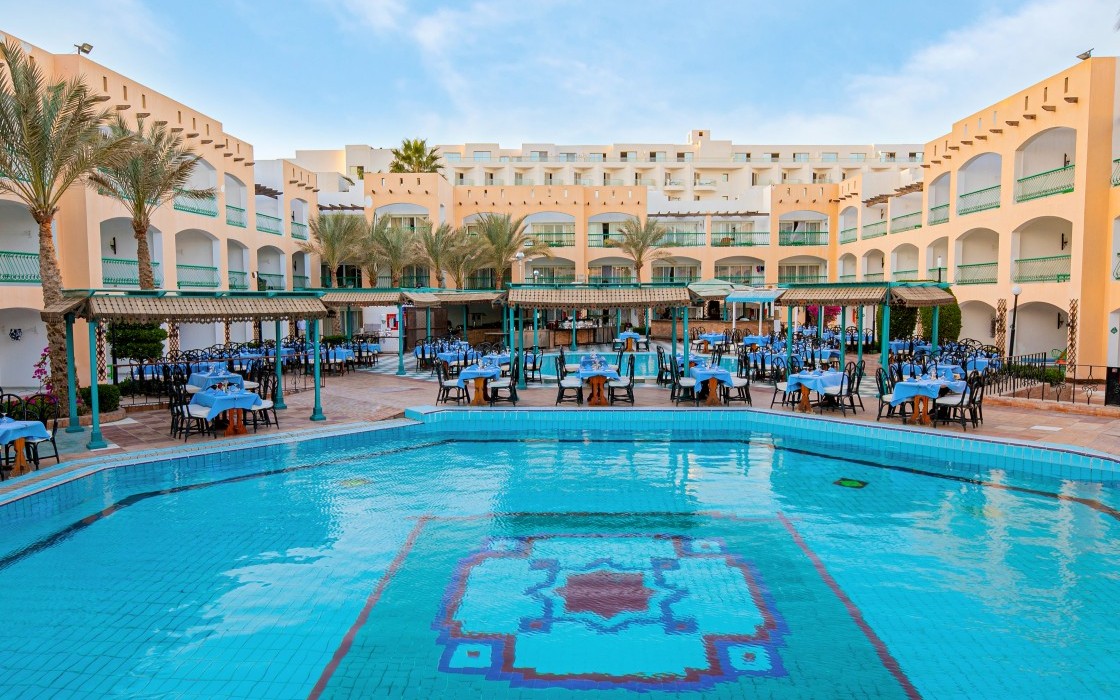 bel-air-hotel-pool-restaurant