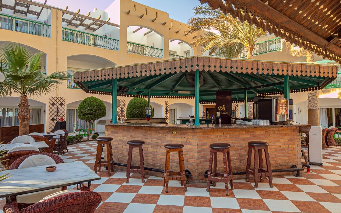 bel-air-hotel-snacks-bar