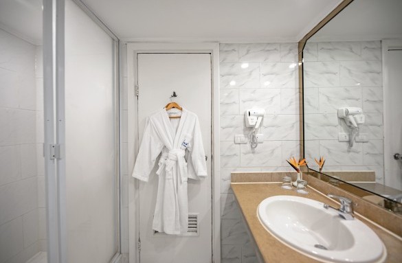 bel-air-hotel-junior-suite-bathroom