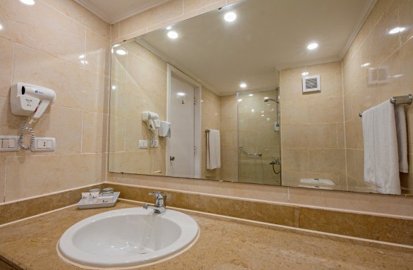 bel-air-hotel-standard-room-bathroom-5