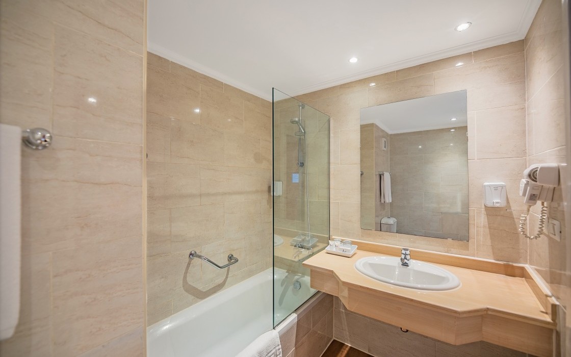 bel-air-hotel-standard-room-bathroom-6