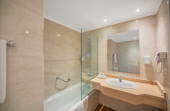 bel-air-hotel-standard-room-bathroom-6