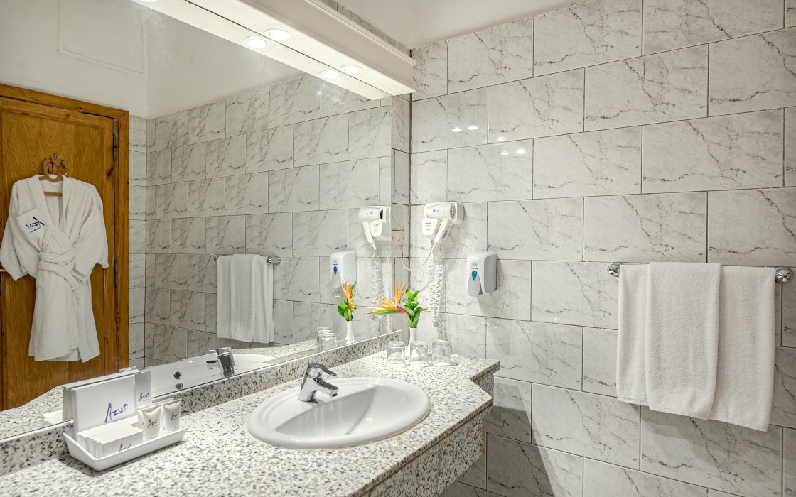 giftun-hotel-family-room-bathroom