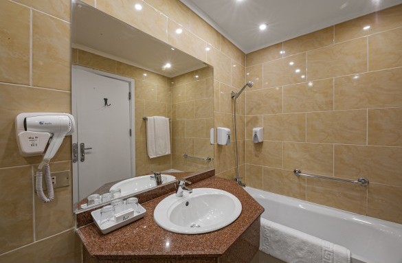 giftun-hotel-triple-room-bathroom
