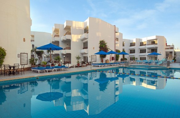 marlin-hotel-swimming-pool-1
