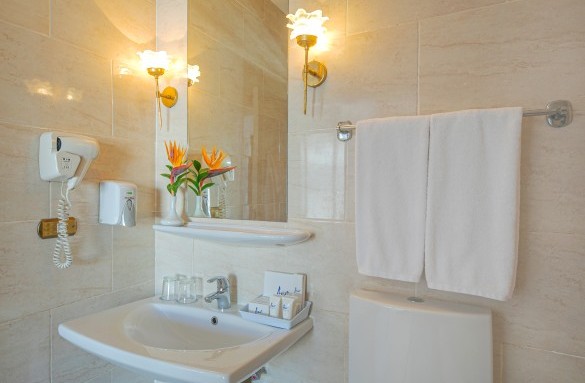marlin-hotel-junior-suite-bathroom-6