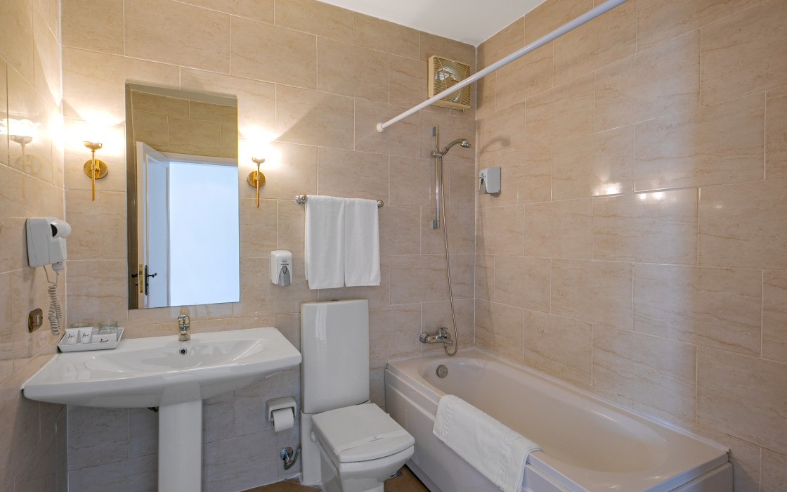 marlin-hotel-standard-bathroom