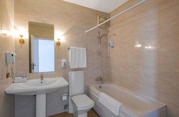 marlin-hotel-standard-bathroom