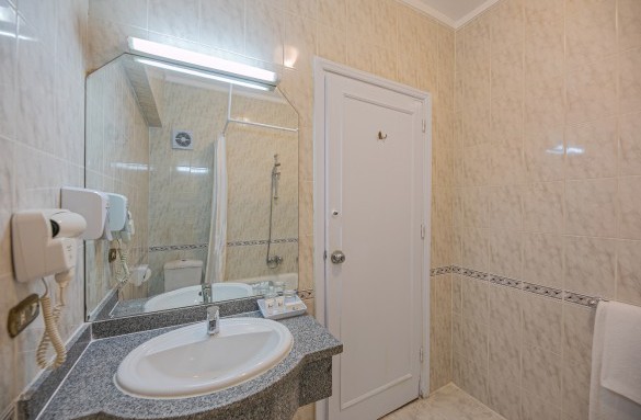 marlin-hotel-standard-room-bathroom