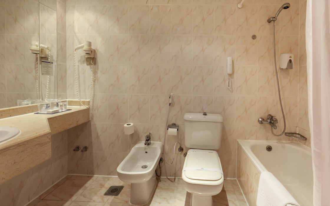 pharaoh-hotel-standard-bathroom-3