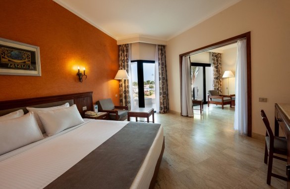 pharaoh-hotel-suite-one-pool